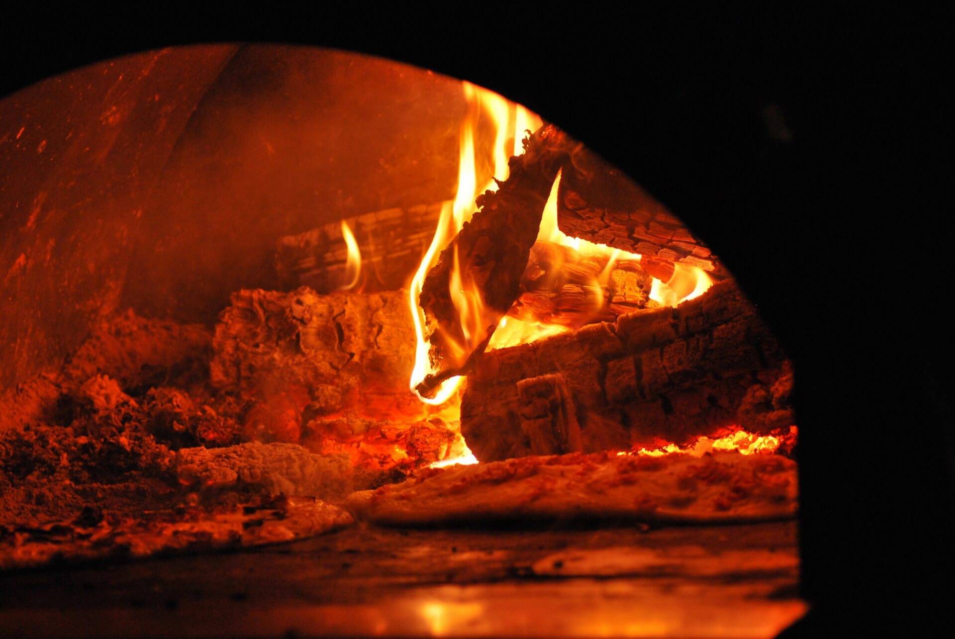 ピザ窯で燃える薪