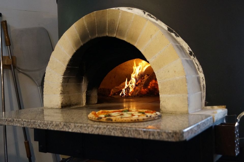 おうちでピザを作ろう！ピザ窯がおすすめの理由や作り方を解説！